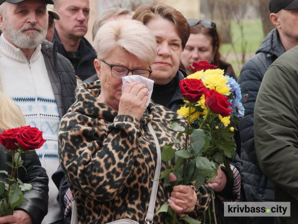 Вони навчались в одній школі: у криворізькій гімназії відкрили меморіальні дошки дев'ятьом полеглим Героям3