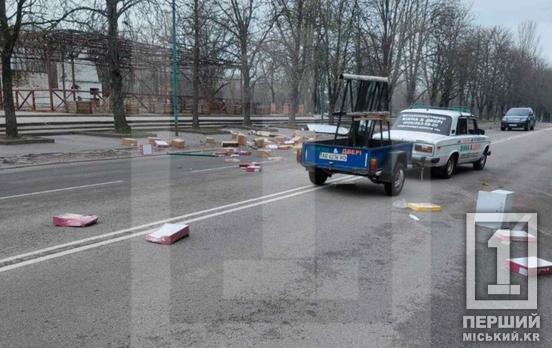 Ворожий дрон у Нікополі поцілив у авто з пасками: люди дивом залишилися живі