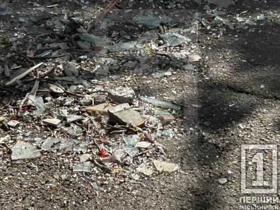 Дивом не зачепило людей: у Кривому Розі дрон влучив у під'їзд дев'ятиповерхівки, людей рятували з осель1