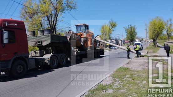 ДТП на Пісочній: вантажівка повалила стовп, рух транспорту ускладнений3