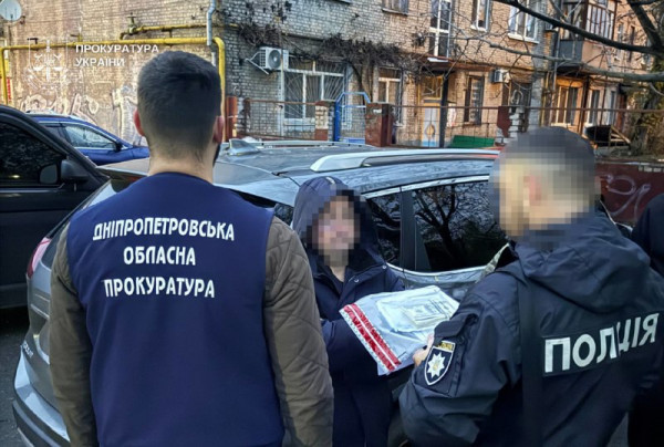 Двоє жителів Дніпропетровщини організували схему виїзду чоловіків за кордон через «непридатність» до служби: за свої послуги брали 20 тисяч доларів