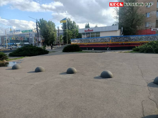 Болардами встановили навколо Народної стели Героїв на 95 кварталі в Кривому Розі