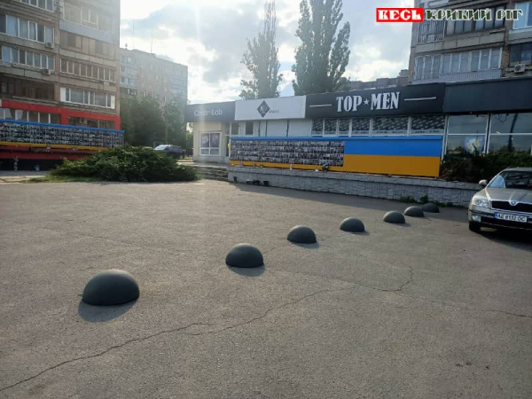 Народну стелу Героїв огородили болардами на 95 кварталі в Кривому Розі