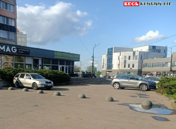 Болардами огородили Народну стелу Героїв на 95 кварталі в Кривому Розі