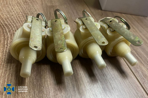 Гранати під ліжком і міни на продаж: на Дніпропетровщині затримали двох ділків1