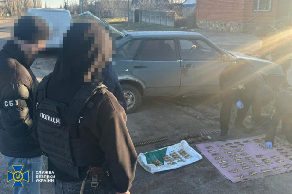 Гранати під ліжком і міни на продаж: на Дніпропетровщині затримали двох ділків0