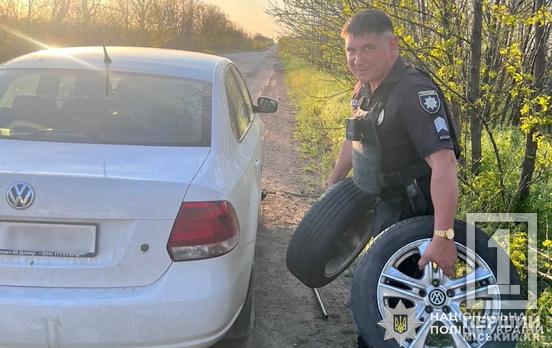 Криворізькі поліцейські допомогли водієві, у якого лопнули одразу два колеса