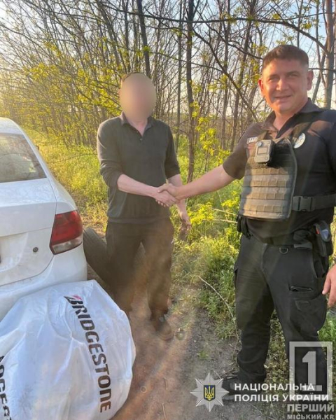 Криворізькі поліцейські допомогли водієві, у якого лопнули одразу два колеса3