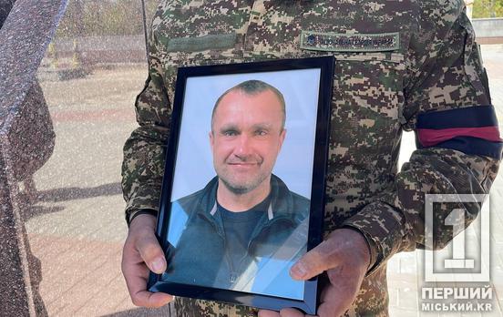 Мав силу волі та був із технікою на «ти»: криворіжці провели в останню путь молодшого сержанта Олексія Маркуша