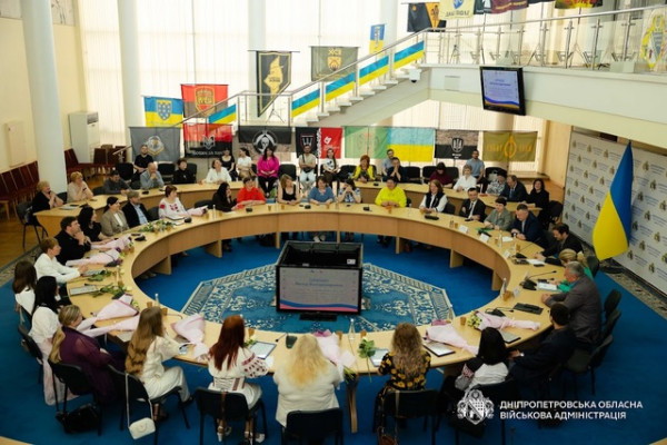 На Дніпропетровщині нагородили фіналістів конкурсу «Учитель року – 2026»