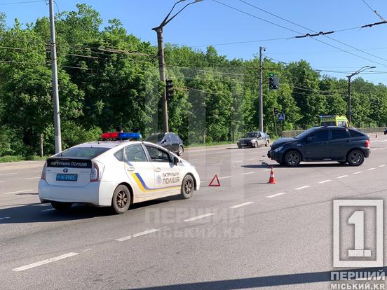 На Дніпровському шосе зіткнулися позашляховик та «швидка»