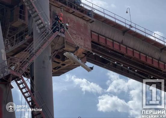 На Криворіжжі гірничорятувальники спустили тіло чоловіка з 30-метрового крана