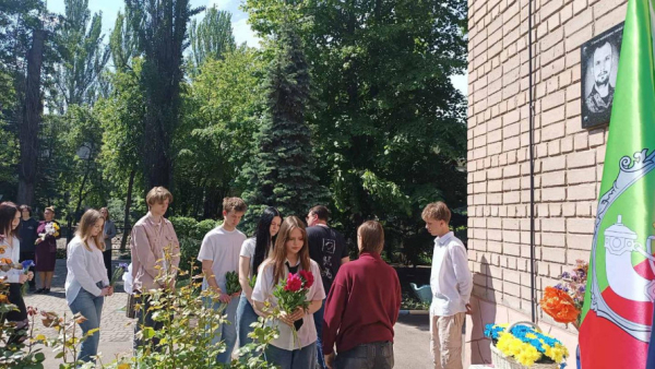 Назавжди 32: у Кривому Розі відкрили меморіальну дошку загиблому Захиснику Іллі Звягінцеву