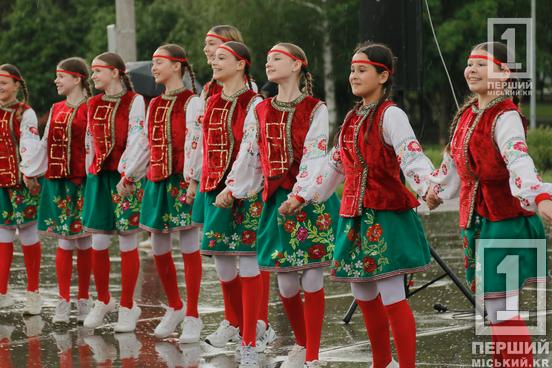 Негода не стала на заваді: парад вишиванок у Кривому Розі завершився незабутнім концертом