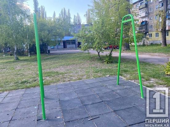 Новий рівень цинізму: з дитячого майданчика у Кривому Розі вкрали гойдалку1