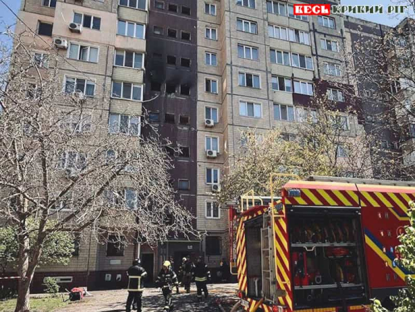 Рятувальники приборкали пожежу від шахеда на мкрн. Індустріальний в Кривому Розі