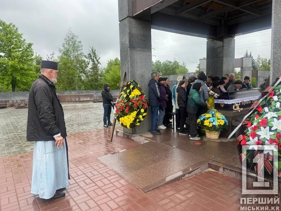 Понад два роки його доля була невідомою: криворіжці простилися зі снайпером Олександром Макаренком2