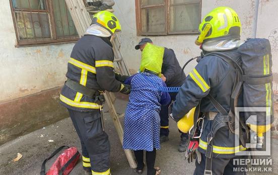 Рятувальники врятували вісьмох людей: у Металургійному районі палав будинок