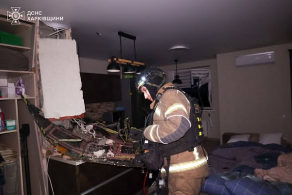 У Харкові дрон влучив у багатоповерхівку: двоє постраждалих0