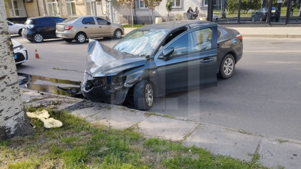 У Кривому Розі авто врізалося в дерево: водія госпіталізували1