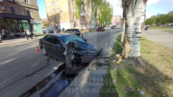 У Кривому Розі авто врізалося в дерево: водія госпіталізували0