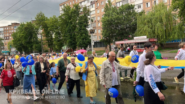 У Кривому Розі, незважаючи на зливу, пройшов традиційний парад вишиванок