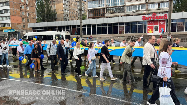 У Кривому Розі, незважаючи на зливу, пройшов традиційний парад вишиванок