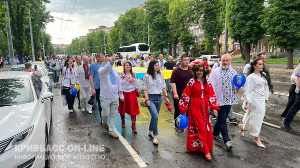 У Кривому Розі, незважаючи на зливу, пройшов традиційний парад вишиванок