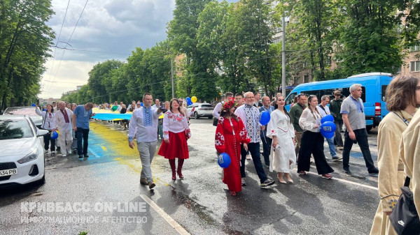 У Кривому Розі, незважаючи на зливу, пройшов традиційний парад вишиванок