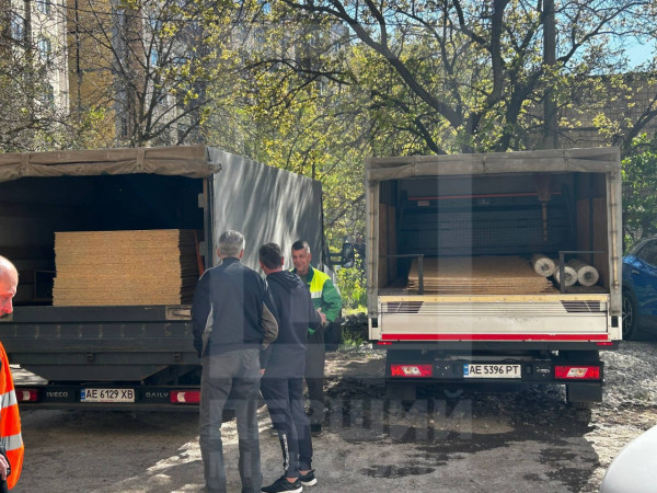 У Кривому Розі розгорнули штаб допомоги біля пошкодженого будинку1