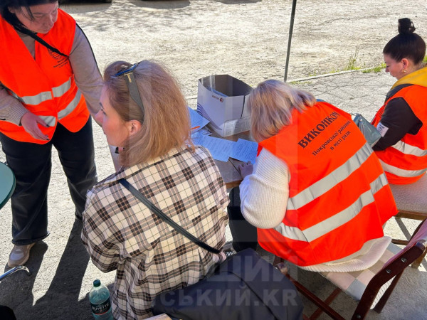 У Кривому Розі розгорнули штаб допомоги біля пошкодженого будинку0
