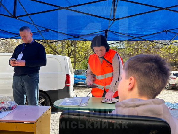 У Кривому Розі розгорнули штаб допомоги біля пошкодженого будинку3