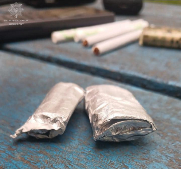 У Тернівському районі правоохоронці затримали перехожого з партією наркотиків