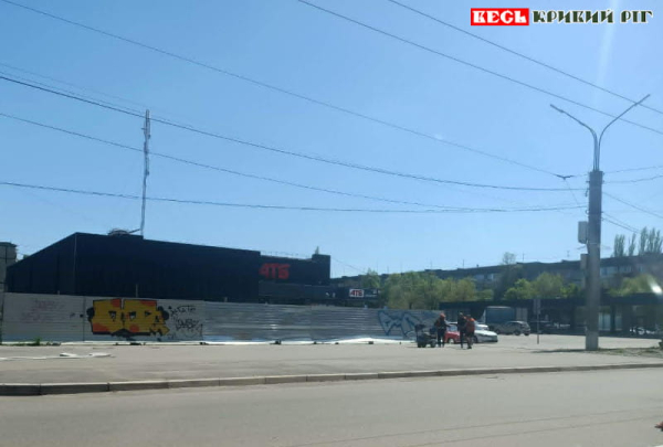 До АТБ на Юності прибудовують МАФи в Кривому Розі