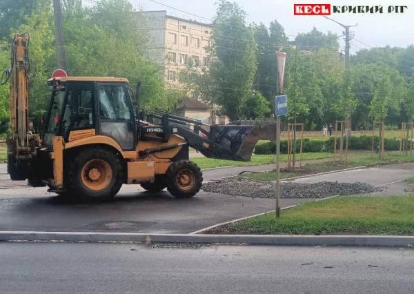 Водоканалівці засипають яму в асфальті обабіч Металургійної райради в Кривому Розі
