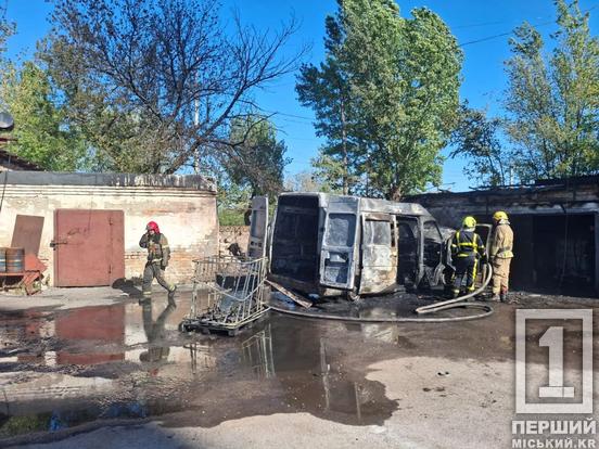 Загорілися мікроавтобус та нежитлова споруда: на Окружній працювали рятувальники2