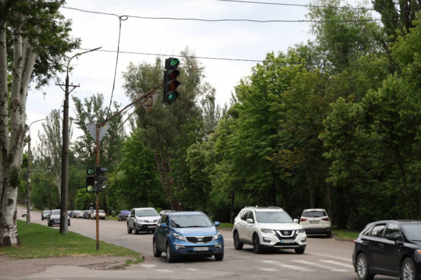 Безпека на дорогах під час відключень: у Кривому Розі світлофори обладнують автономним живленням