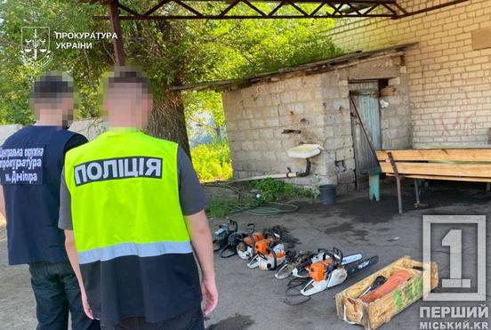 Бізнес на деревині та зброя в кущах: на Дніпропетровщині затримали чорних лісорубів