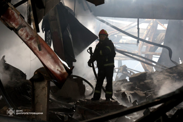 ДСНС Дніпропетровщини ліквідувала масштабну пожежу після обстрілу