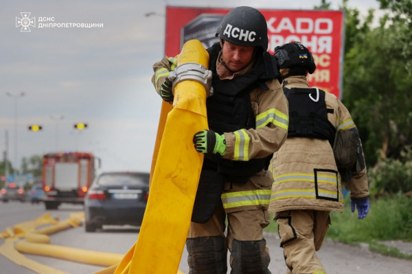 ДСНС Дніпропетровщини ліквідувала масштабну пожежу після обстрілу