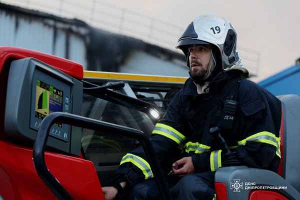 ДСНС Дніпропетровщини ліквідувала масштабну пожежу після обстрілу