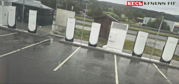 Криворіжець сфотографував зарядну станцію електромобілів в норвезькому селі