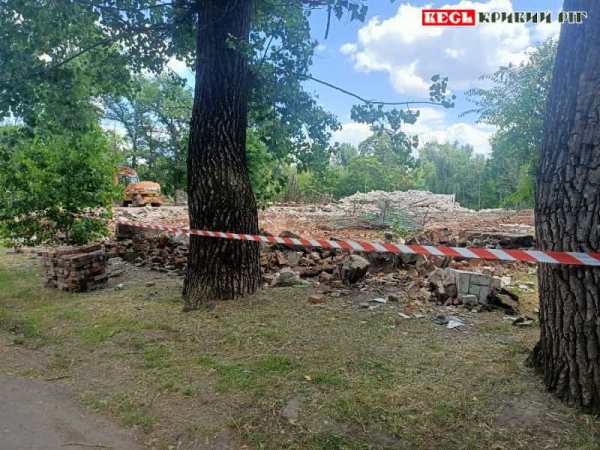 Літній майданчик демонтують в парку Мершавцева в Кривому Розі