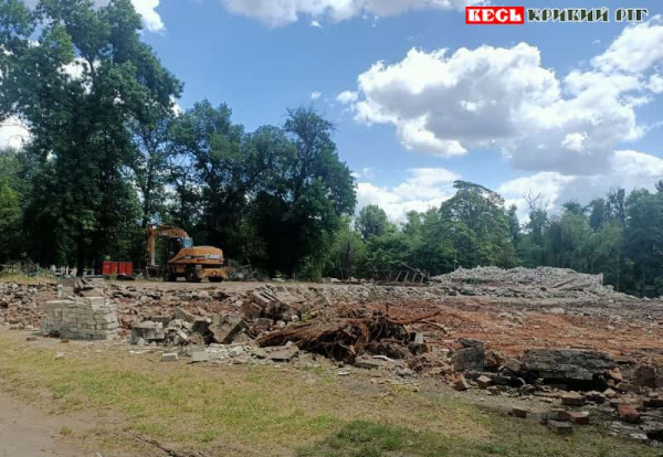 Літній майданчик розбирають в парку Мершавцева в Кривому Розі