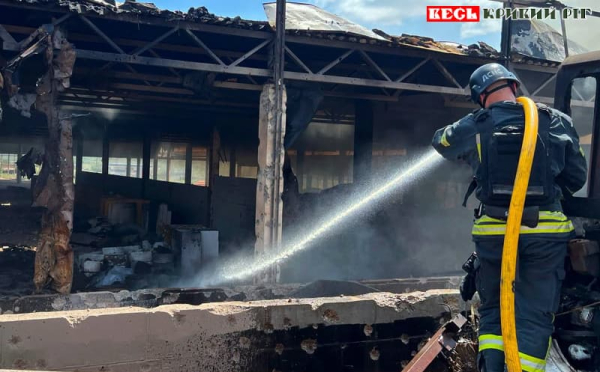Рятувальники ліквідовують наслідки ракетного удару по Кривому Рогу
