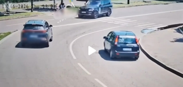 Криворізькі патрульні розшукали водія, який сьогодні вдень мало не збив жінку з дітьми на пішохідному переході