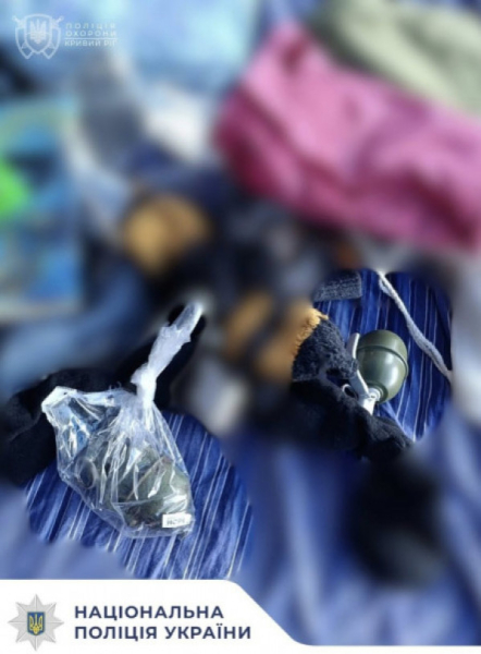 Криворізькі поліцейські затримали чоловіка, який приніс до лікарні гранату