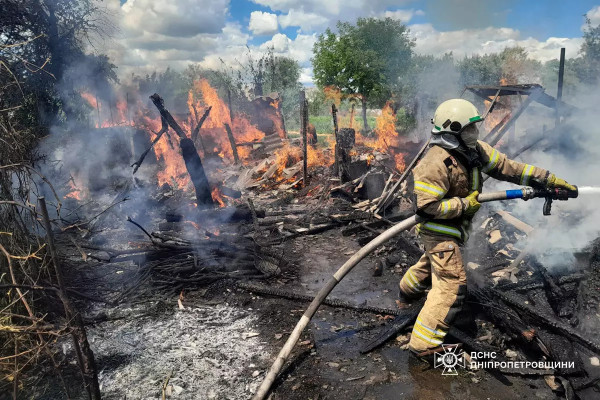 Масштабна пожежа на Криворіжжі: вогонь знищив 150 квадратних метрів господарчих споруд