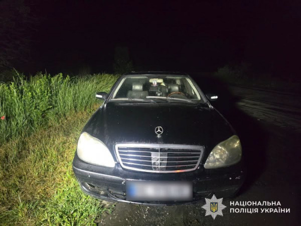 На Дніпропетровщині правоохоронці затримали чоловіка, який викрав автомобіль Mercedes у свого знайомого