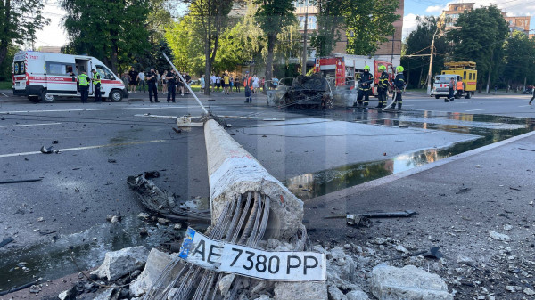 На проспекті Миру сталась серйозна ДТП: автомобіль врізався в стовп і загорівся